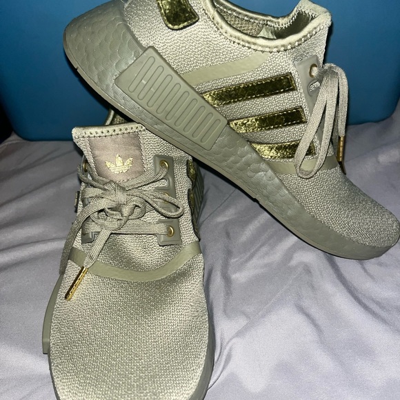 Adidas green size 7 1/2 women worn once very comfy - Picture 2 of 6